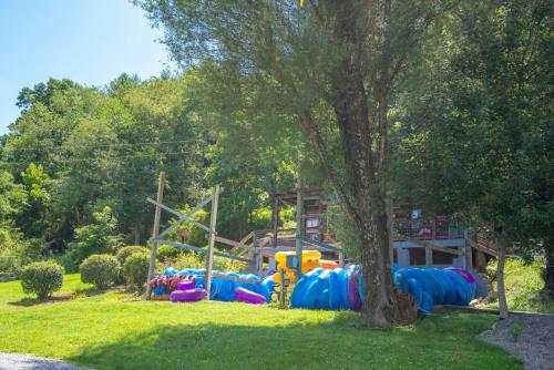 Zahrada ubytování New River Views & Access - Hot Tub, Gazebo, Fire Pit, Next to Riverside Canoeing!
