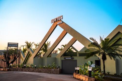 a building with a street sign on top of it at Egytus Londrina in Londrina