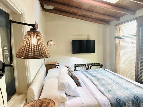 Katil atau katil-katil dalam bilik di Hacienda Del Sol Historic B&B