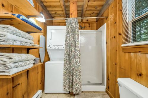 Ένα μπάνιο στο 2 Bd Cabin with Hot Tub, Direct Hiking Trail to New River