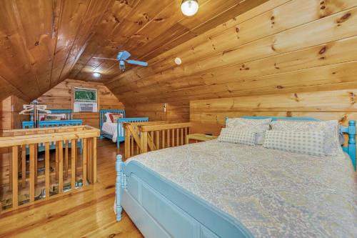 Ένα ή περισσότερα κρεβάτια σε δωμάτιο στο 2 Bd Cabin with Hot Tub, Direct Hiking Trail to New River