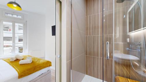 a small bathroom with a shower and a sink at expat renting - La Rotonde - Prestige - Netflix in Toulouse