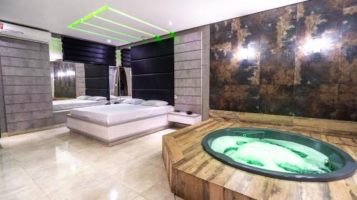 a bathroom with a jacuzzi tub in a room at Egytus Londrina in Londrina