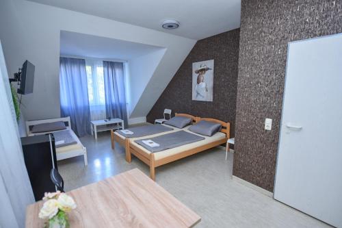 a small room with a bed and a couch at Moderne Appartement in Nürnberg