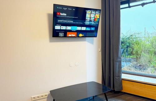 Televisyen dan/atau pusat hiburan di Penthouse Apartment Zentral mit Goldstadtblick
