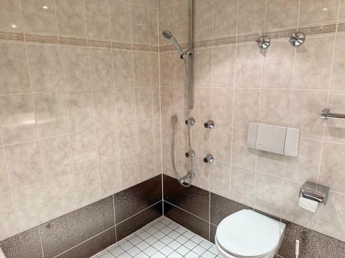 Bilik mandi di Penthouse Apartment Zentral mit Goldstadtblick