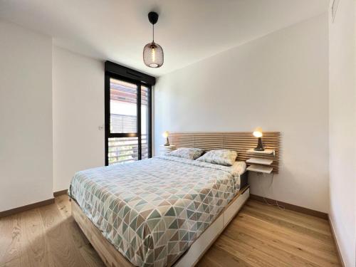 una camera da letto con un letto e una grande finestra di Maison à Toulouse - Cottage - COTKAFTLS00 MAE-7531 a Tolosa