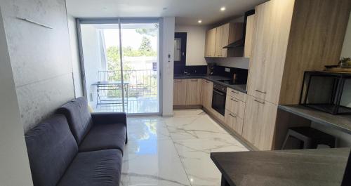 Studio 7 mn mer, refait neuf, cosy, parking, piscine