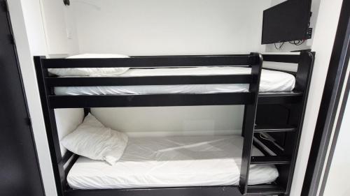 Studio 7 mn mer, refait neuf, cosy, parking, piscine