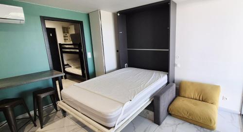 Studio 7 mn mer, refait neuf, cosy, parking, piscine