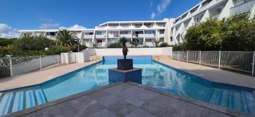 Studio 7 mn mer, refait neuf, cosy, parking, piscine