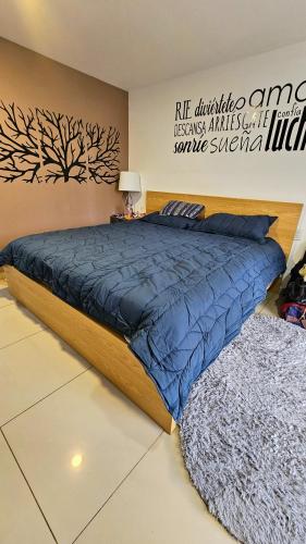 Katil atau katil-katil dalam bilik di S04 SUITE CON CAMA KING SIZE Premium Frente al TEC CEM con Cocineta WiFi Balcón Parking Terraza