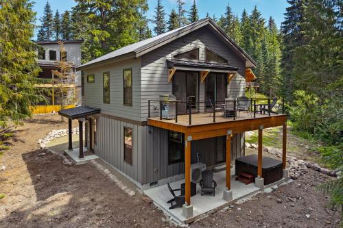 ein kleines Haus mit einer Veranda und einer Terrasse in der Unterkunft 3 Br Sleep 8 Hot Tub Fire Pit Stunning Views in Government Camp