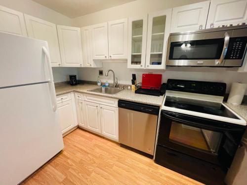 Η κουζίνα ή μικρή κουζίνα στο Firstfloor Comfort 2br2ba Contact Us Discount