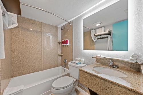 Koupelna v ubytování SureStay Studio by Best Western Virginia Beach Oceanfront