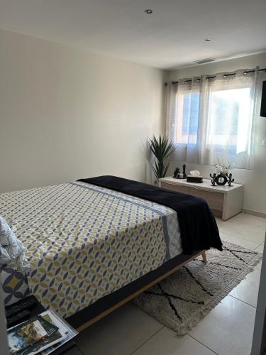 a bedroom with a large bed and a window at Maison d'hôtes chic à Beauzelle in Beauzelle