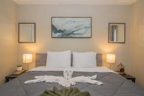 a bedroom with a bed with two white towels at Columbus Cornerstone in Columbus