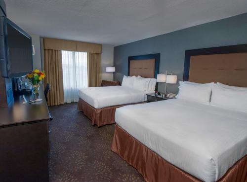 Кровать или кровати в номере Holiday Inn Express & Suites Buffalo Airport by IHG