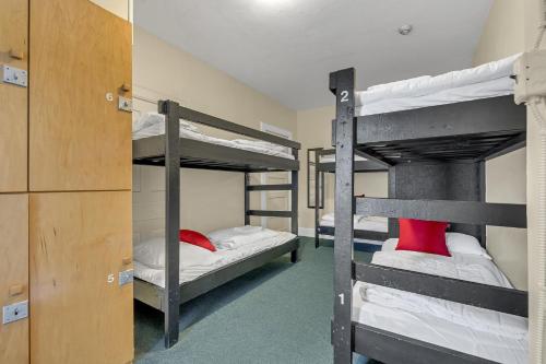 HI Penticton - Hostelにあるベッド