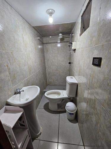 a bathroom with a toilet and a sink at Departamento para 4 Personas in Lima