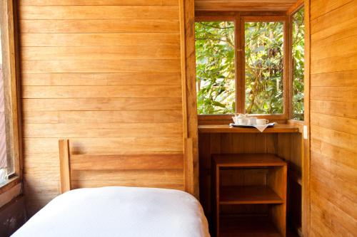 Кровать или кровати в номере Tree House Lodge