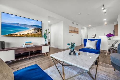 a living room with a large painting on the wall at Luxury by the Beach with Pool, Gym, Game Room in Los Angeles
