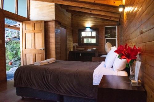 Кровать или кровати в номере Tree House Lodge