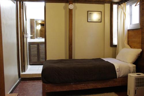 Кровать или кровати в номере Tree House Lodge