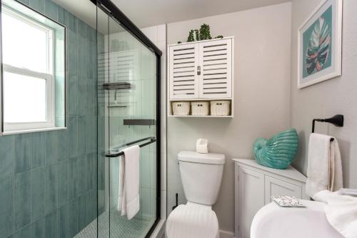 une salle de bain avec toilettes et douche en verre dans l'établissement Tropic Terrace Resort #26 - Beach View Suite, à St. Pete Beach