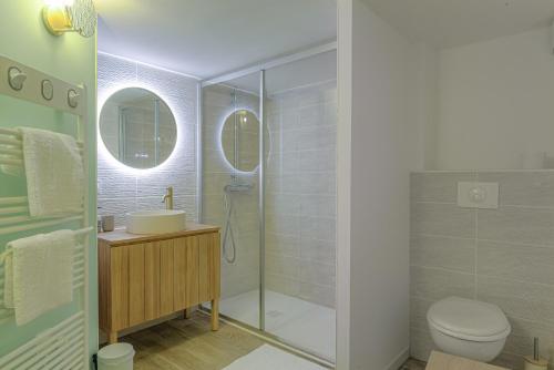 a bathroom with a shower and a sink and a toilet at L'Arche Dorée in Pouilly-le-Monial