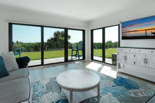 Televisyen dan/atau pusat hiburan di Updated direct oceanfront, ground floor condo with a heated pool and beach access