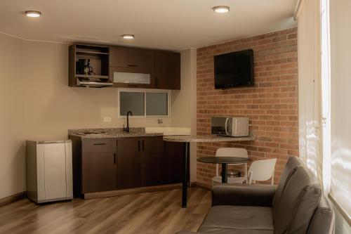 Hemma Bogotá Chapinero Premium Suites Hotelにあるキッチンまたは簡易キッチン