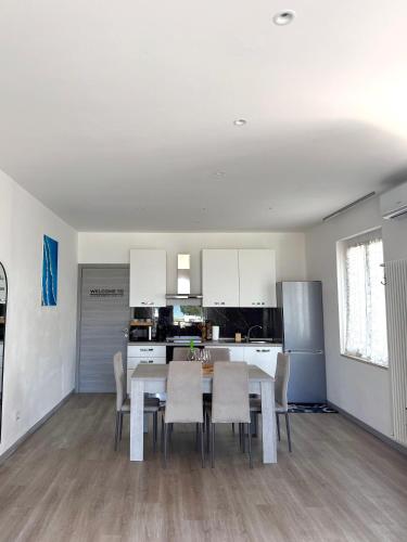 a kitchen with a table and chairs in a room at Cecilia Sirmione Appartamento in Sirmione