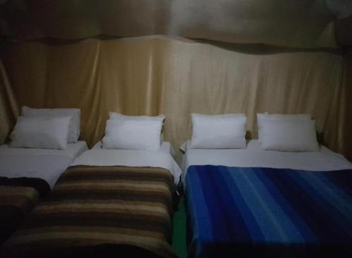 Una cama o camas en una habitación de luxury camp