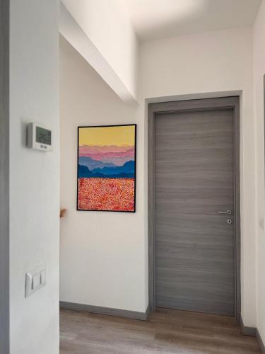 a door in a hallway with a painting on the wall at Cecilia Sirmione Appartamento in Sirmione