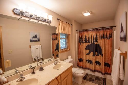 Ένα μπάνιο στο Prime Secluded Location- 5 Mins to State Park, Hot Tub, Dogs Welcome