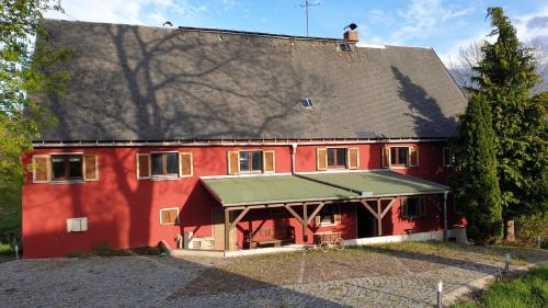 Das Gebäude in dem sich das Ferienhaus befindet