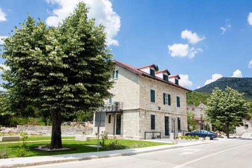 Nespecifikovaný výhled na hory nebo výhled na hory při pohledu z hotelu