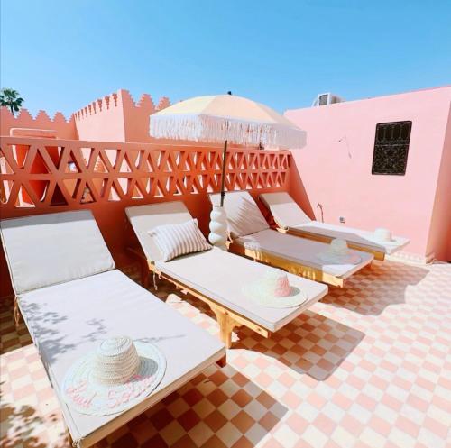 Posezení v ubytování Riad Solila, Fabuleux riad avec 4 Suites, Piscine Chauffée et Rooftop - 5 min de Jamaa El Fna
