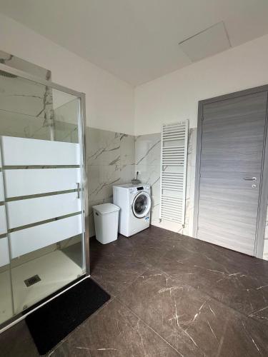 a bathroom with a washing machine in a room at Cecilia Sirmione Appartamento in Sirmione