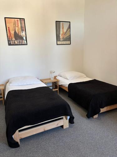 two beds in a room with two beds sidx sidx sidx sidx at Stary Dom, noclegi u Napoleona in Gąsawa