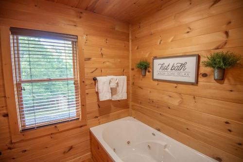 Koupelna v ubytování 3Bd Log Cabin with Views, Hot Tub, Gas Fireplace, Game Room