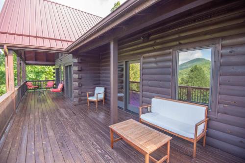Balkón nebo terasa v ubytování 3Bd Log Cabin with Views, Hot Tub, Gas Fireplace, Game Room