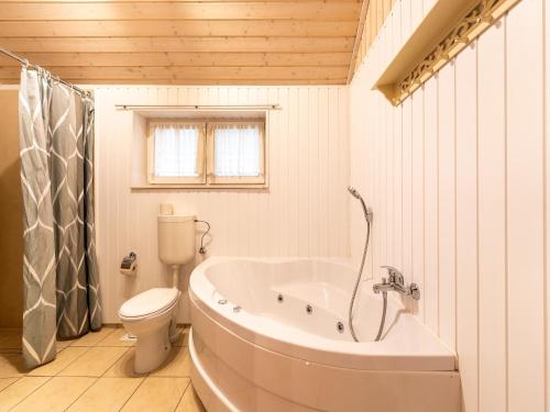 Ένα μπάνιο στο Ferienhaus mit Kamin