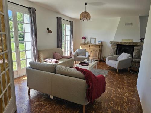 PriziacにあるMaison de campagne - 8 personnes - 3 nuits minimumのソファと暖炉のあるリビングルーム