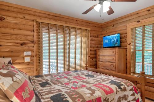 Katil atau katil-katil dalam bilik di 3 Bd Cabin in Sparta- Hot Tub, Dogs OK, Comfortable & Modern