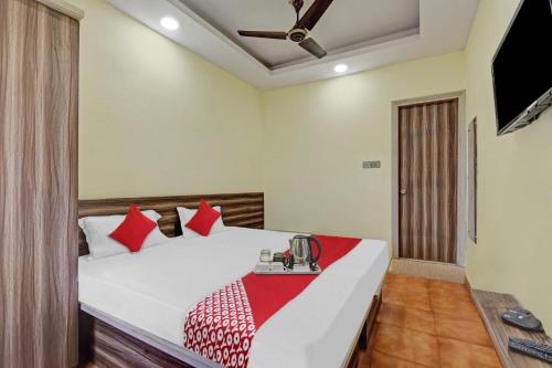 a bedroom with a bed with red pillows at Hotel O Maheshwari Residency in Rānchī