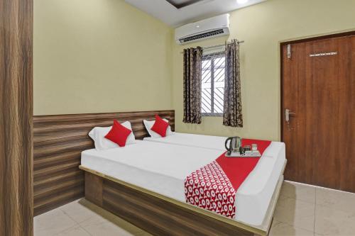 a bedroom with a bed and a wooden door at Hotel O Maheshwari Residency in Rānchī