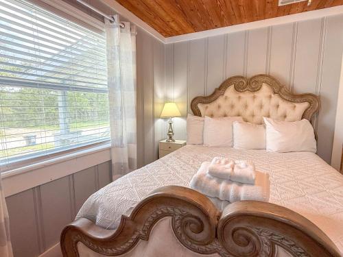 Ένα ή περισσότερα κρεβάτια σε δωμάτιο στο Pet Friendly Sleeps 9 Golf Cart Hot Tub - Weekly Discounts