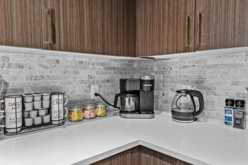 Kemudahan buat kopi dan teh di Luxury 1BR Apt-Pool RWJ-Rutgers StPeter-Free Parking - NYC316